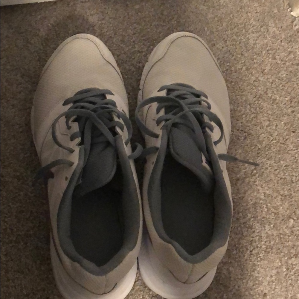 Tennis shoes